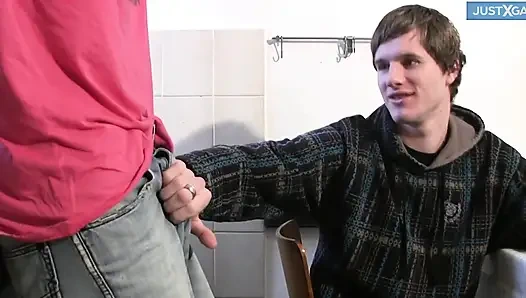 2 genç adam birbirini sikiyor ve filme çekiyor