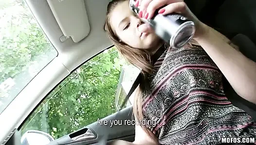 Mahsur kalan gençler - çoğu kız bir yabancıya göğüslerini teşhir etmek için çok utangaç olur, marina visconti değil