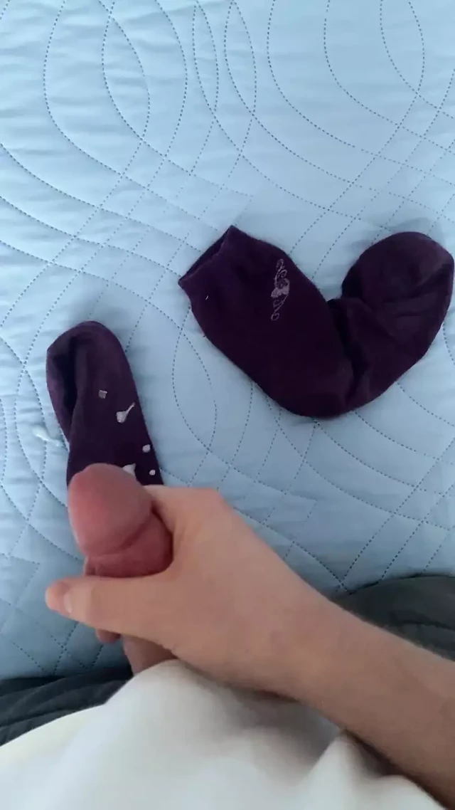 Ninenin çoraplarına boşalma