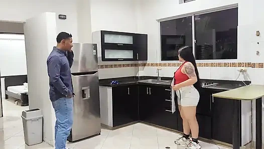 Azgın, tombul hizmetçi büyük siyah yarağımı sikerek ve dölümü gözlüğüne boşaltarak parasını kazanmak istiyor!