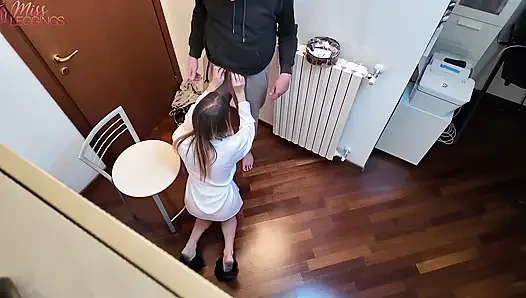 Terzi MILF'in, beklenmedik ereksiyonunu hissettikten sonra yeğenini çiçeksizleştirme istemesi