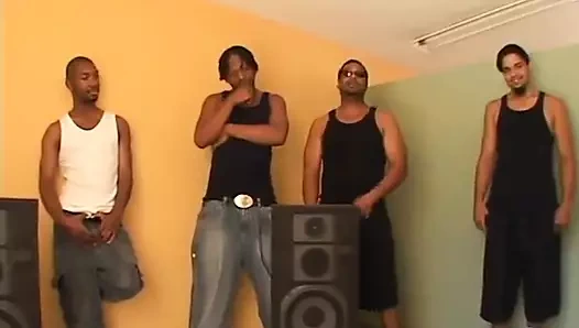 Seksi kaltak yarak emdikten ve sikiş deliklerini 4 adama siktirdikten sonra yüzüne boşalıyor