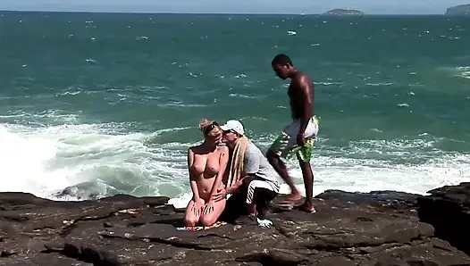 Tara iki yarağı birden alıyor