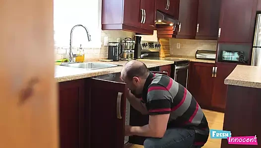 Taze ve masum - sevimli dövmeli kız tesisatçısı tarafından sikiliyor