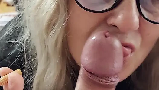 Yaramaz kız puro içiyor ve babasının yarağını emiyor, tüm dölleri yutuyor