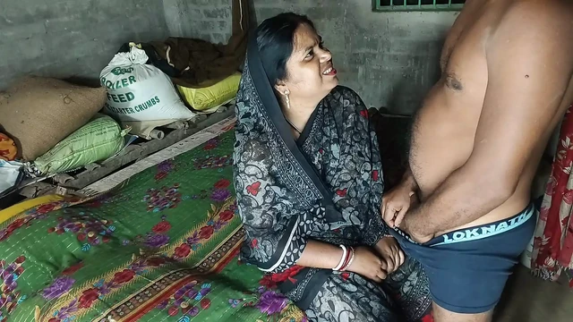 Genç üvey erkek kardeş üvey kız kardeşini soyunuyor ve onu sikiyor - Hintli porno videoları