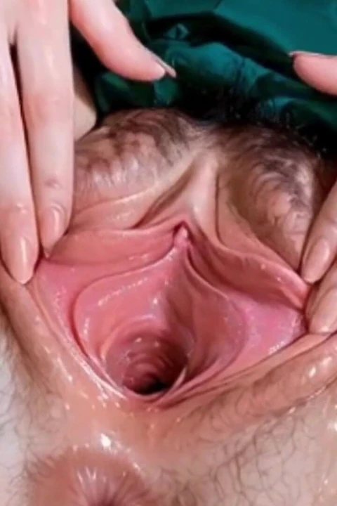 Sevimli beyaz bebek, yakın çekim, narin amcığı yüzüne boşalıyor. Waifu Hentai Animasyon.