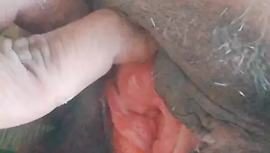 Afgan anne büyük zenci yarağı tarafından sikiliyor ve gırtlağına kadar alıyor. Adam Rus kıza nüfuz etmek için yaşlı tavlama şemasını istismar etti