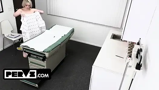 İri göğüslü Annie Archer ve Jack Vegas sapık doktordan özel muamele alıyor