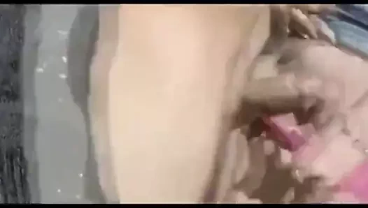 Adam açık havada sevgilisinin kedi kremler