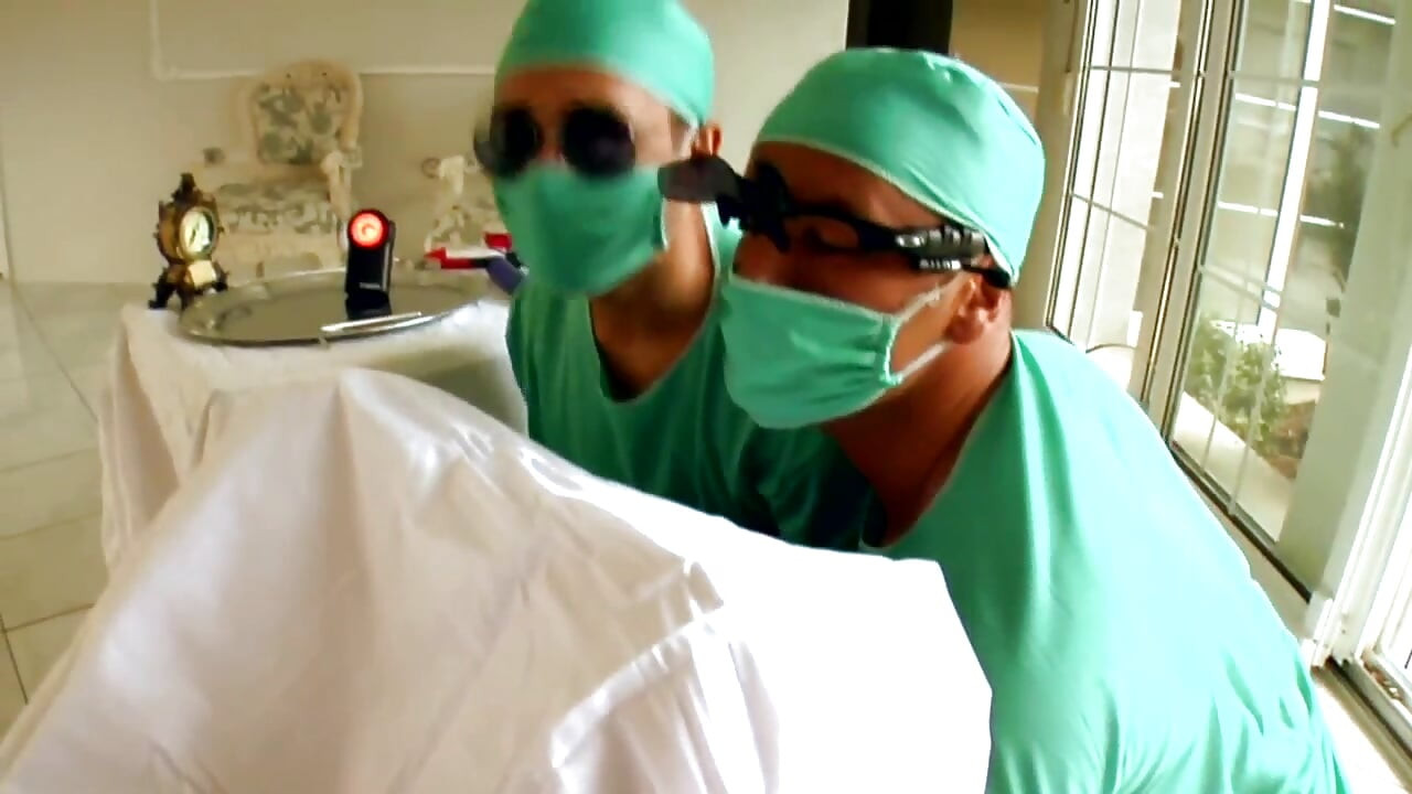 Paige Ashley, hasta doktor Mugur ve Lauro'yu yönlendirdi