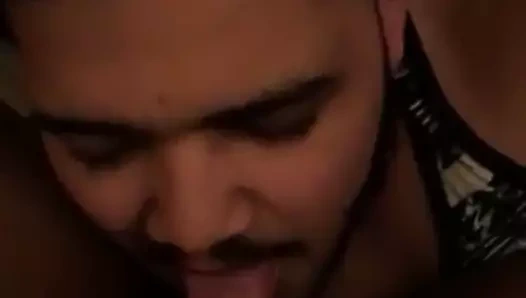 Yerel trini kız iyi bir yalama sahiptir