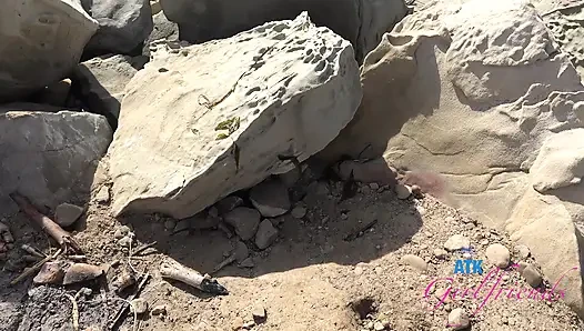 Mira ile plaj günü eğlencesi: ıslanıyor ve çaresiz bir sürtük gibi arabada yarağına sert biniyor!