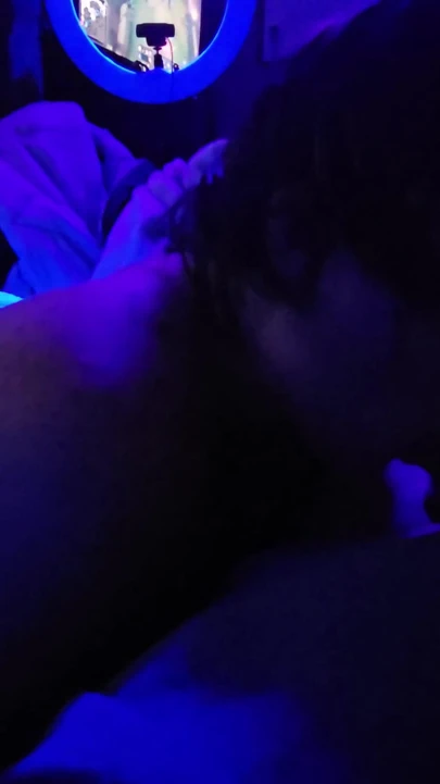 Siyah ışık altında çıplak yarak emiyor | Klip 2