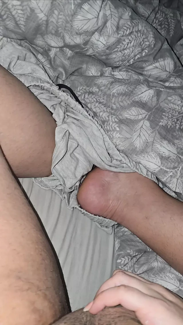 Üvey oğul üvey orta yaşlı seksi kadının odasına giriyor ve sikini mastürbasyon yapıyor