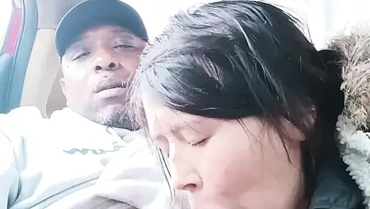 Asyalı sokak fahişesi arabada sakso - riskli yol kenarında gırtlağına kadar alıyor ve yutuyor ve orta yaşlı seksi kadın