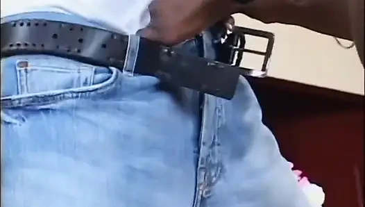 Siyah çift yarağı seviyor amcığı seviyor... ağzına boşalma