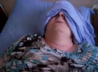 Bu sefer beyaz sutyen ve çorapları üzerinde tutar