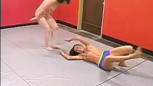 Şaşırtıcı Fransız kızlar güreş parkında dildo paylaşıyor