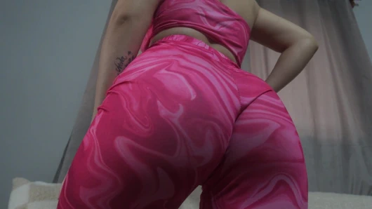 Pinay büyük götlü orta yaşlı seksi karım taytlı deve toynağı amcıklı sonra orgazm olana ve amcığı ıslanıncaya kadar mastürbasyon yapıyor sonra onunla oynuyor