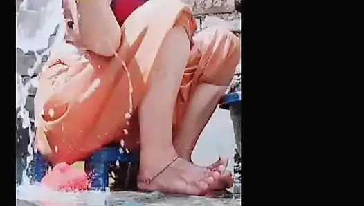 Köylü kadın açıkta banyo yapıyor, soyunuyor, herkesi baştan çıkarıyor