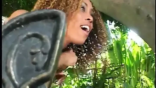 Kıvırcık zenci adam açık havada zeytin tenli sevimli bir hatunu götten sikiyor