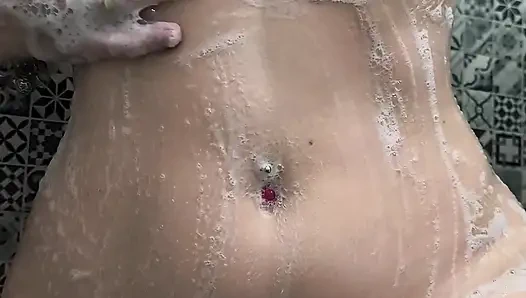 Kıllı bir amcık, güzel memeler ve döl dolu bir ağız