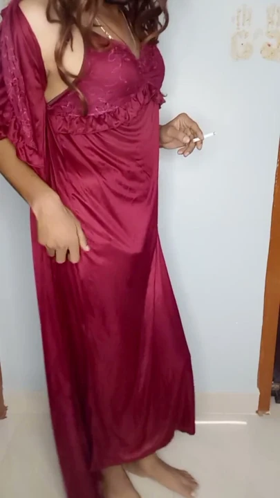 Meri mummy ne kal raat me isi satin nighty ko pahan ke apni chut ki ras chatai | Clip 1