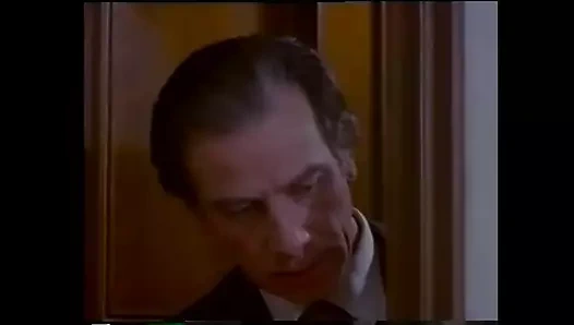 Kıllı amcıklı iç çamaşırlı seksi orta yaşlı seksi kadın iki büyük klasik yarakla sikiliyor ve ağzına dölleniyor