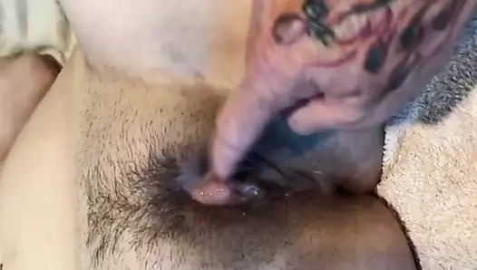 Kedisiyle oynamayı seviyor