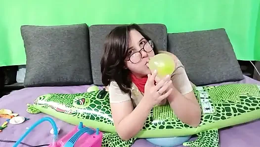 Şişme timsah üzerinde balon patlatıyor - tavşan looner [lowres]