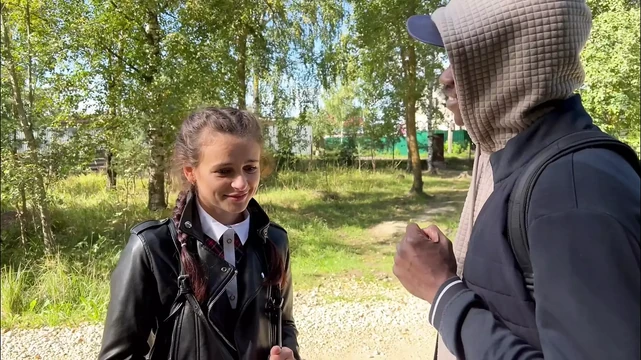 Черный мужик трахает школьницу в лесу