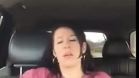 Il doigte sa femme en voiture en roulant !