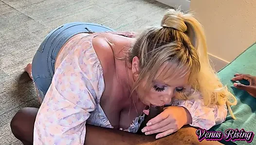 Sürtük orta yaşlı seksi kadın büyük zenci yarağı üvey oğlunu emiyor ve yüzüne büyük boşalma