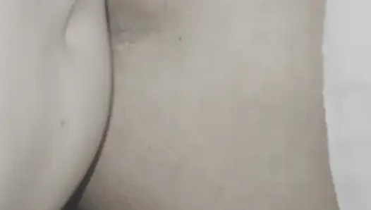Bir milf kadın kız, kocası yokken kendi evinde sert bir şekilde vurmamı istedi