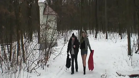 Güzel genç sarışın karda dedesini sikiyor