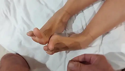 Selena'nın ayaklarına yakın çekim mastürbasyon