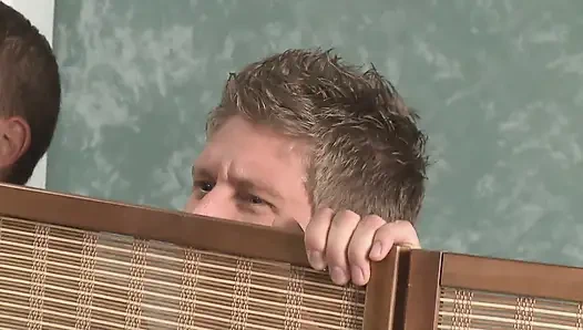 İki güzel kız kanepede iki sert yarakla sikiliyor