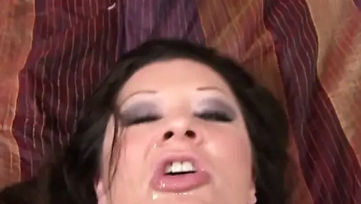 Büyük zenci yarağı çığlık atarak orgazm olana kadar orta yaşlı seksi kadın amcığını genişletiyor