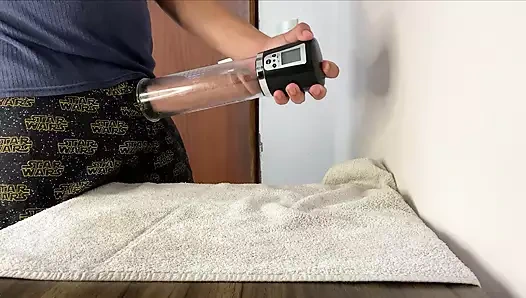 Vay canına, ne kadar büyük bir yarak!! Sikini büyütmeni izlemeyi nasıl seviyorum, ama bunu bırak ve gel beni sik...