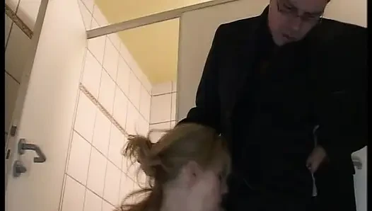 Güzel Alman orta yaşlı seksi kadın umumi tuvalette yarağa biniyor