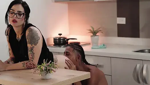 Bu Güzel Dövmeli Üniversite Kızının Poposunu Kırdım