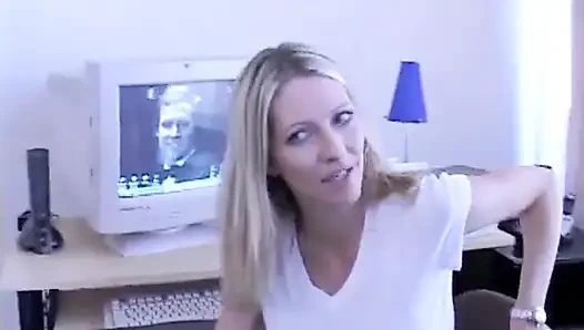 Emma Starr yatakta göğüsleriyle sikişiyor