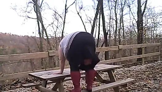 Kırmızı çizmeli sevimli kız bazı fotoğraflar çektikten sonra rahatlıyor