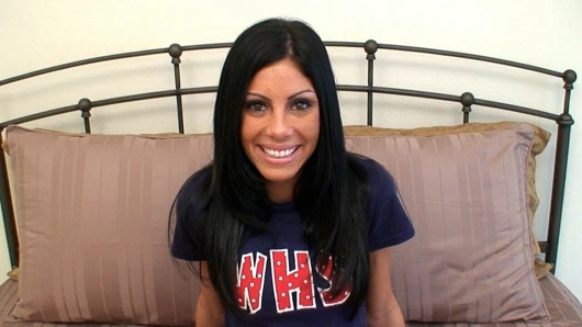 Bu seksi genç vücudunu gösterir ve kafa verir