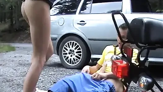 Avrupalı genç kız yol kenarında sikiliyor