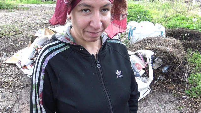 Возбужденный немецкий мужчина снимает курдскую мусульманскую девушку для секса в машине