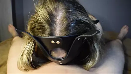 Güzel bir kaltak yarak halkasıyla sakso çekti