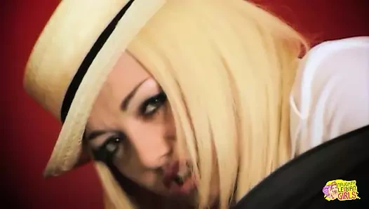 Etrafta erkek olmadığı için seks eğitimi öğretmek için seks oyuncağını kullandı