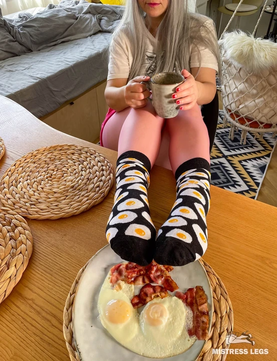 Ваш завтрак готов и на столе, но у меня есть специальный ароматный ингредиент для вас. Приятного аппетита с моими вкусными ступнями!